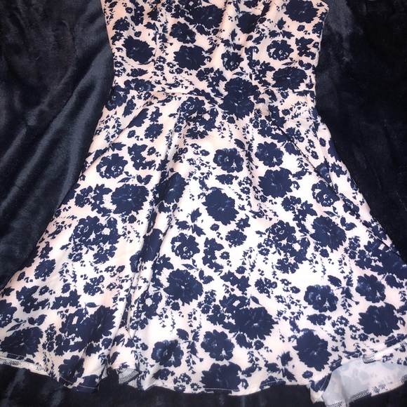 White and blue backless skater dress - Picture 3 of 6